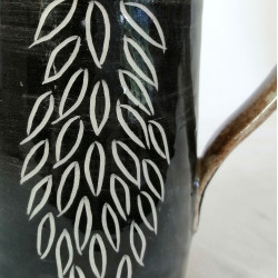 Pichet ocre et noir, gravé motif feuilles - P306