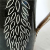Pichet ocre et noir, gravé motif feuilles - P306