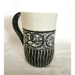 Grand mug ansé motif celtique, blanc et noir - MA41